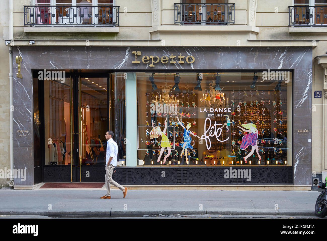 Parigi, Francia - Luglio 07, 2018: Repetto, danza e negozio di moda con lettere dorate firmano a Parigi e la facciata in marmo Foto Stock