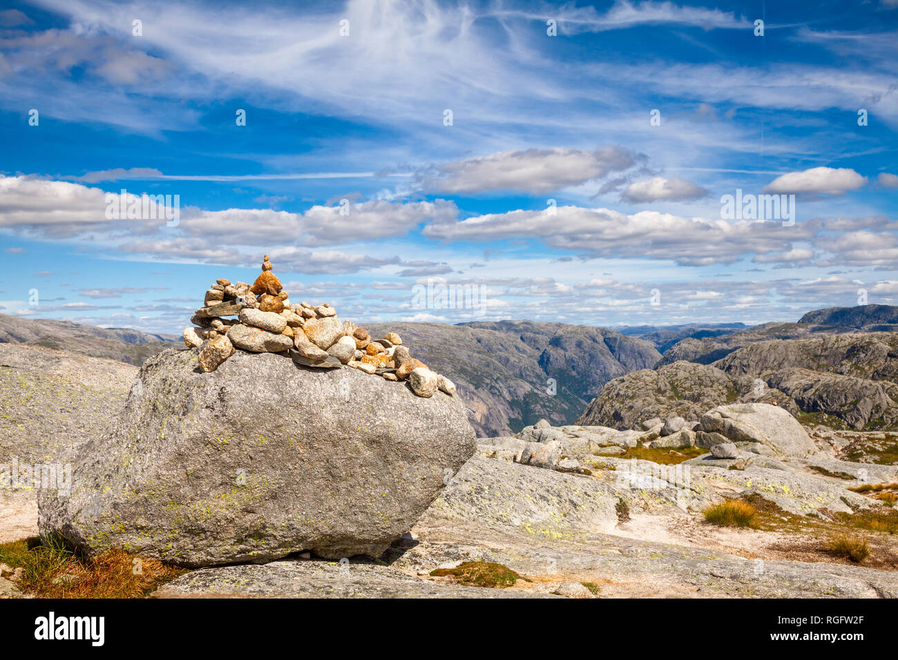 Cairn (un mucchio di pietre) contrassegno trekking in montagna sentiero lungo il Lysefjord a Kjerag (o Kiragg) Plateau, una popolare destinazione turistica in Forsand muni Foto Stock