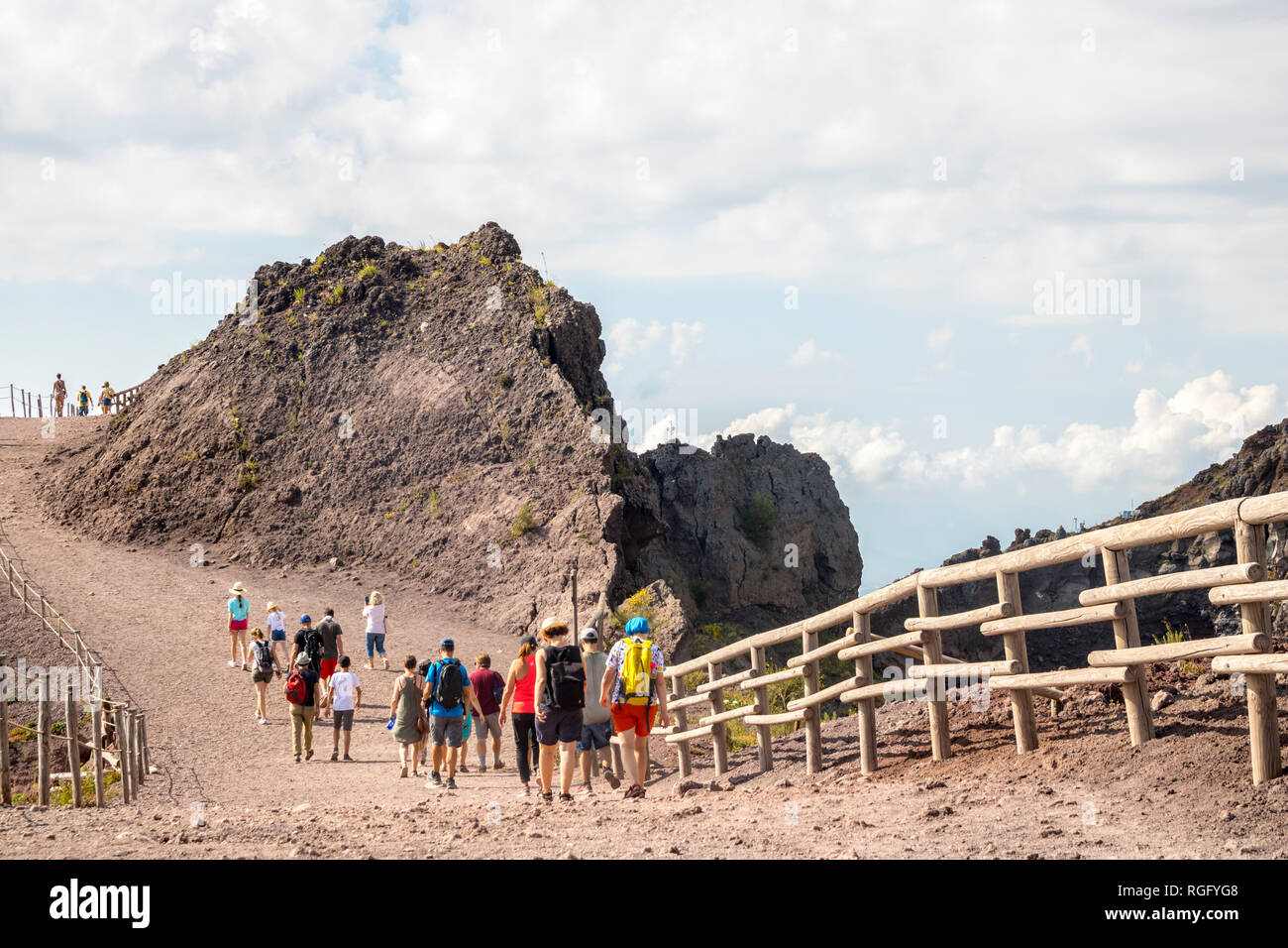 I turisti sul Vesuvio, il vulcano, somma-stratovulcano, Golfo di Napoli, Italia, polveroso percorso trekking, concetto turistico visitatori, elevazione, eruttati Foto Stock