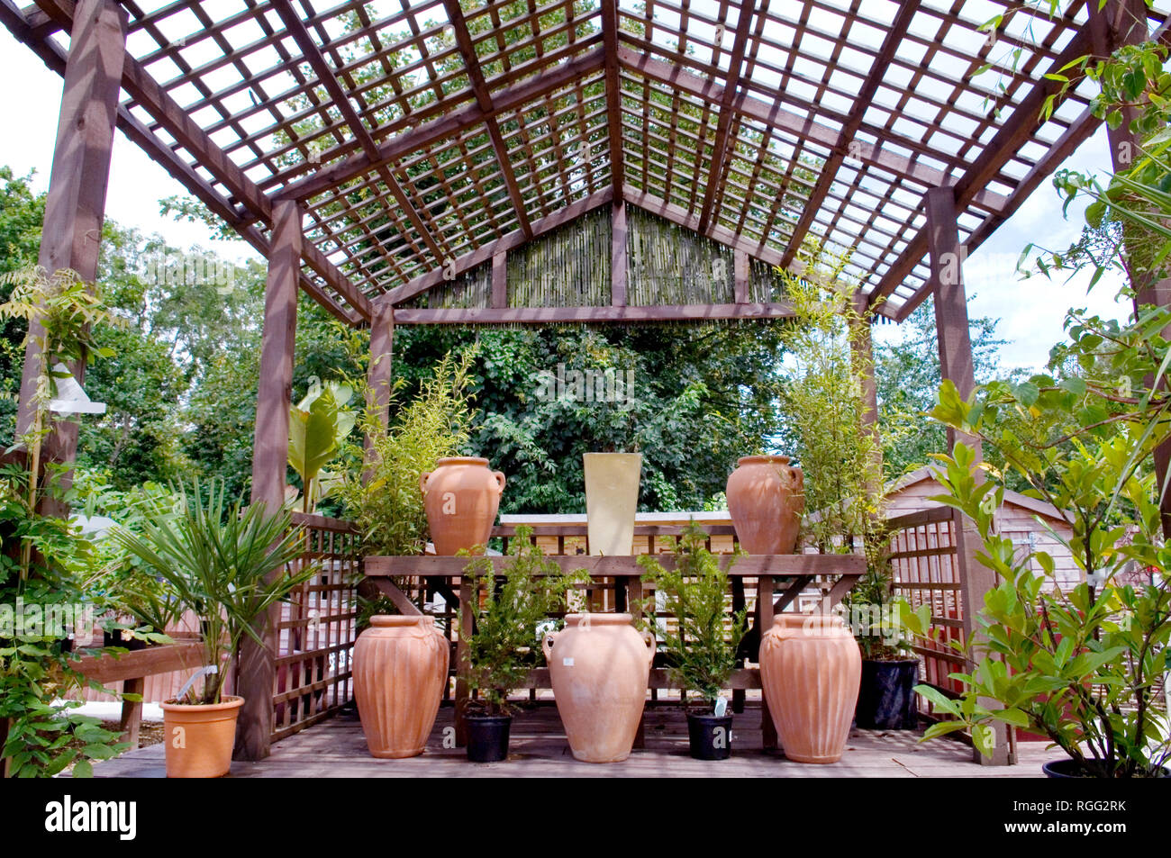 Vasi di piante in giardino Knollys centro Londra Foto Stock