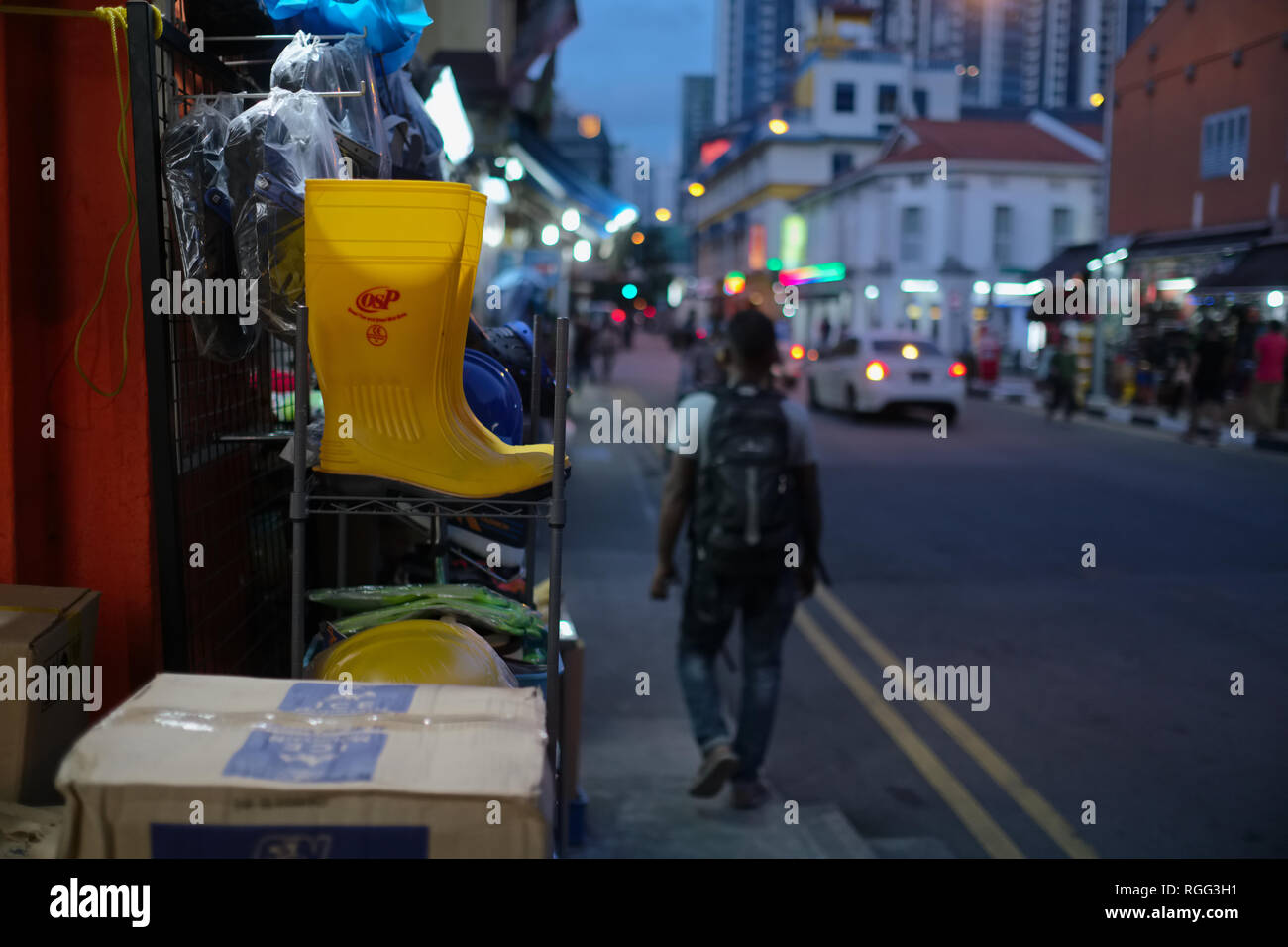 Una coppia di giallo stivali di gomma in vendita in Little India, Singapore, una zona frequentata da operai e lavoratori edili provenienti da India e Bangladesh Foto Stock