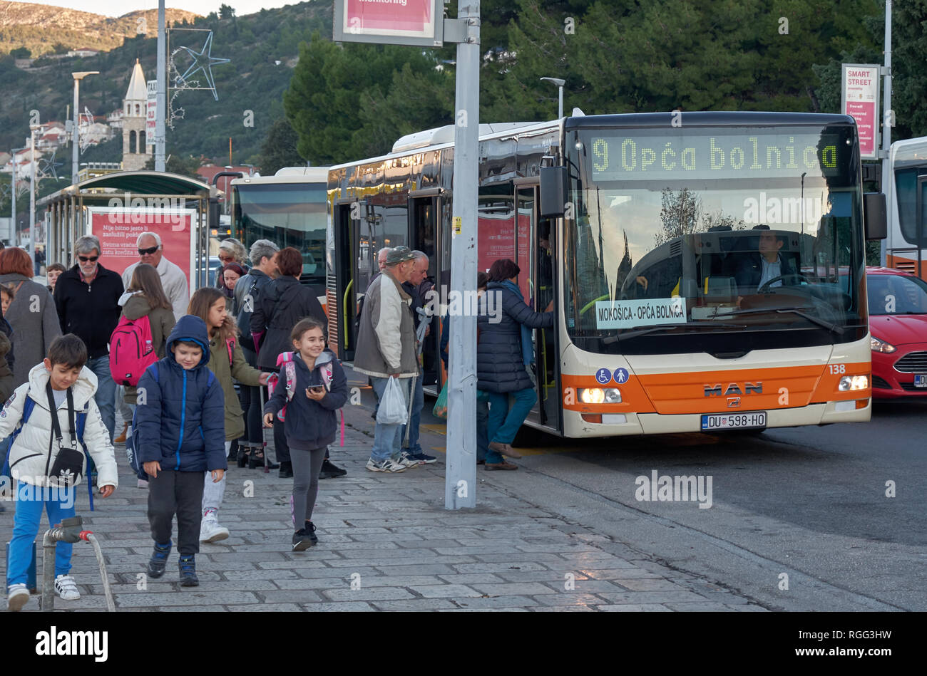 Mattina pendolari locali di imbarco autobus numero 9 dalla zona portuale di Dubrovnik, Croazia Foto Stock