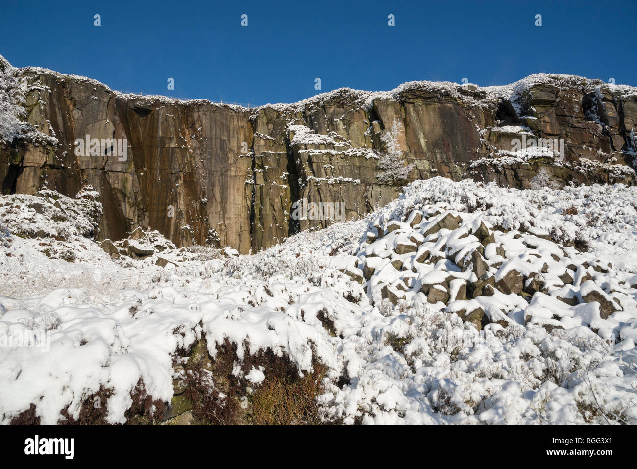 Un nevoso inverno mattina a Cava Knarr vicino a Tintwistle nel Peak District, Derbyshire, in Inghilterra. Foto Stock