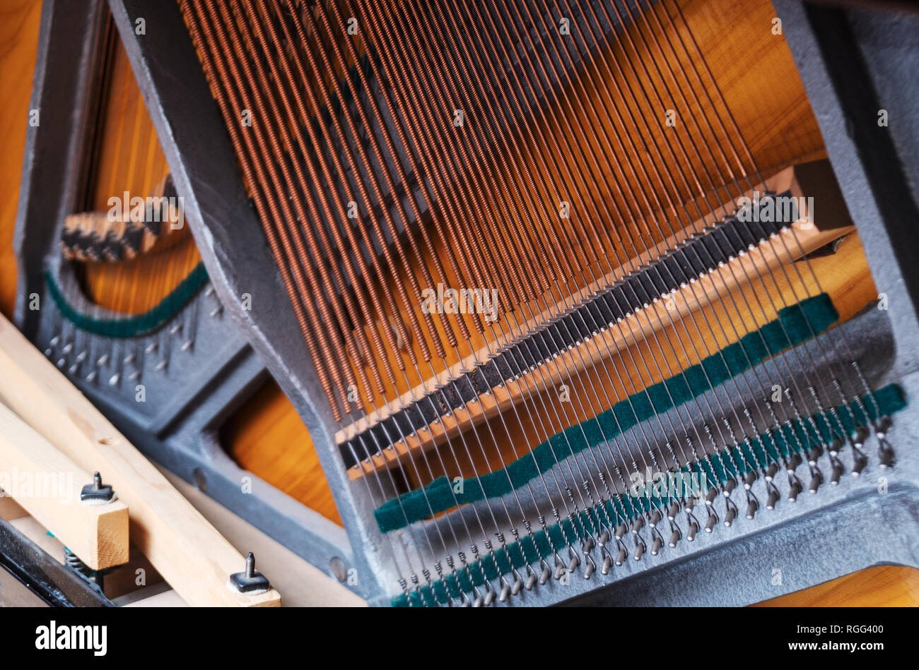 Vista ravvicinata di stringhe dentro il pianoforte. Foto Stock