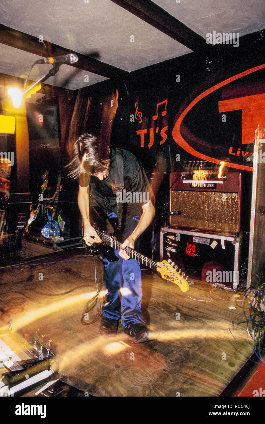 Matt Bellamy della band Muse, eseguendo in TJ's a Newport, Galles, 4 settembre 1999 Foto Stock