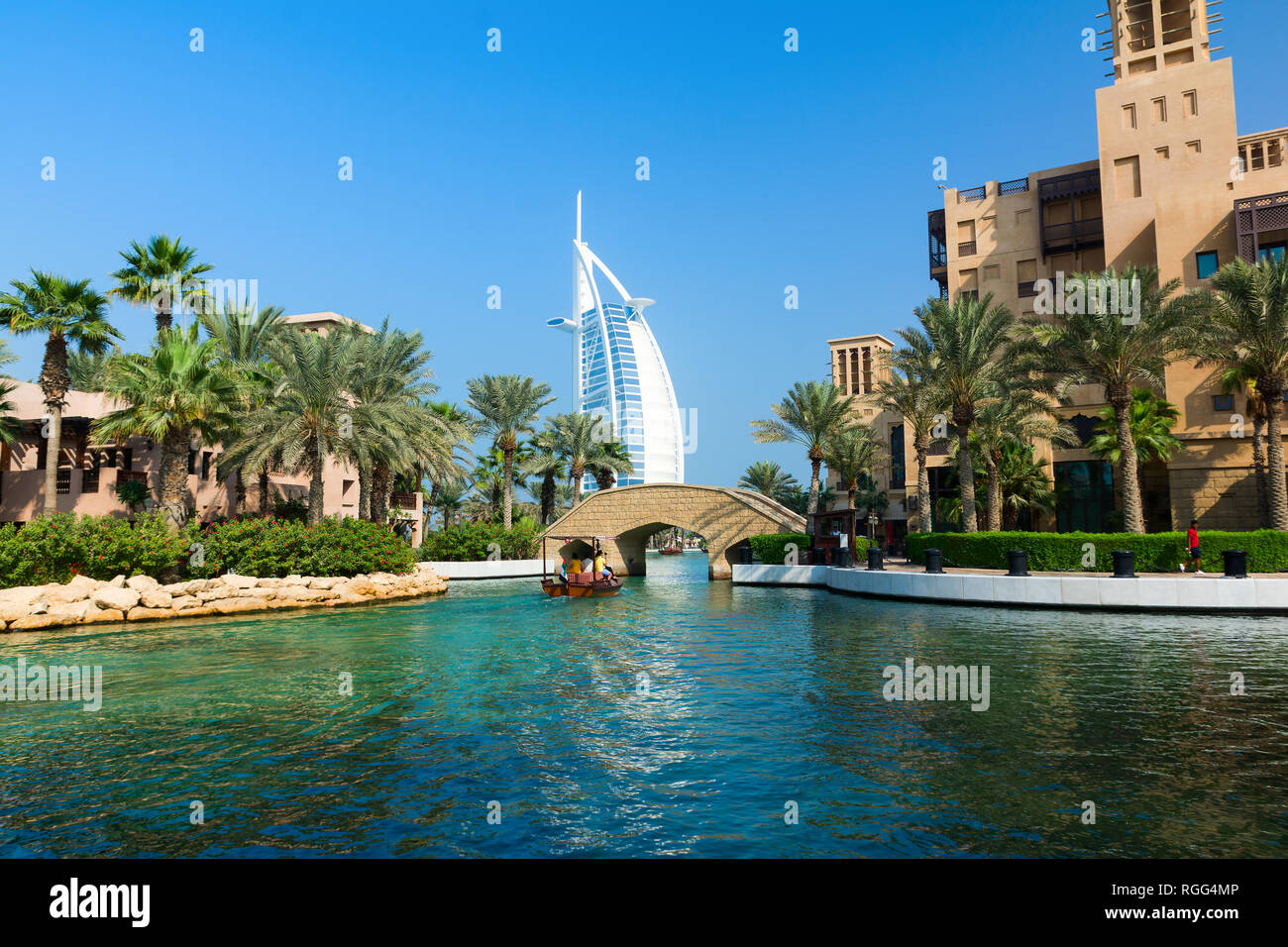 DUBAI, Emirati Arabi Uniti - 7 dicembre 2016: vista al Burj Al Arab hotel da Madinat Jumeirah resort di lusso. Foto Stock