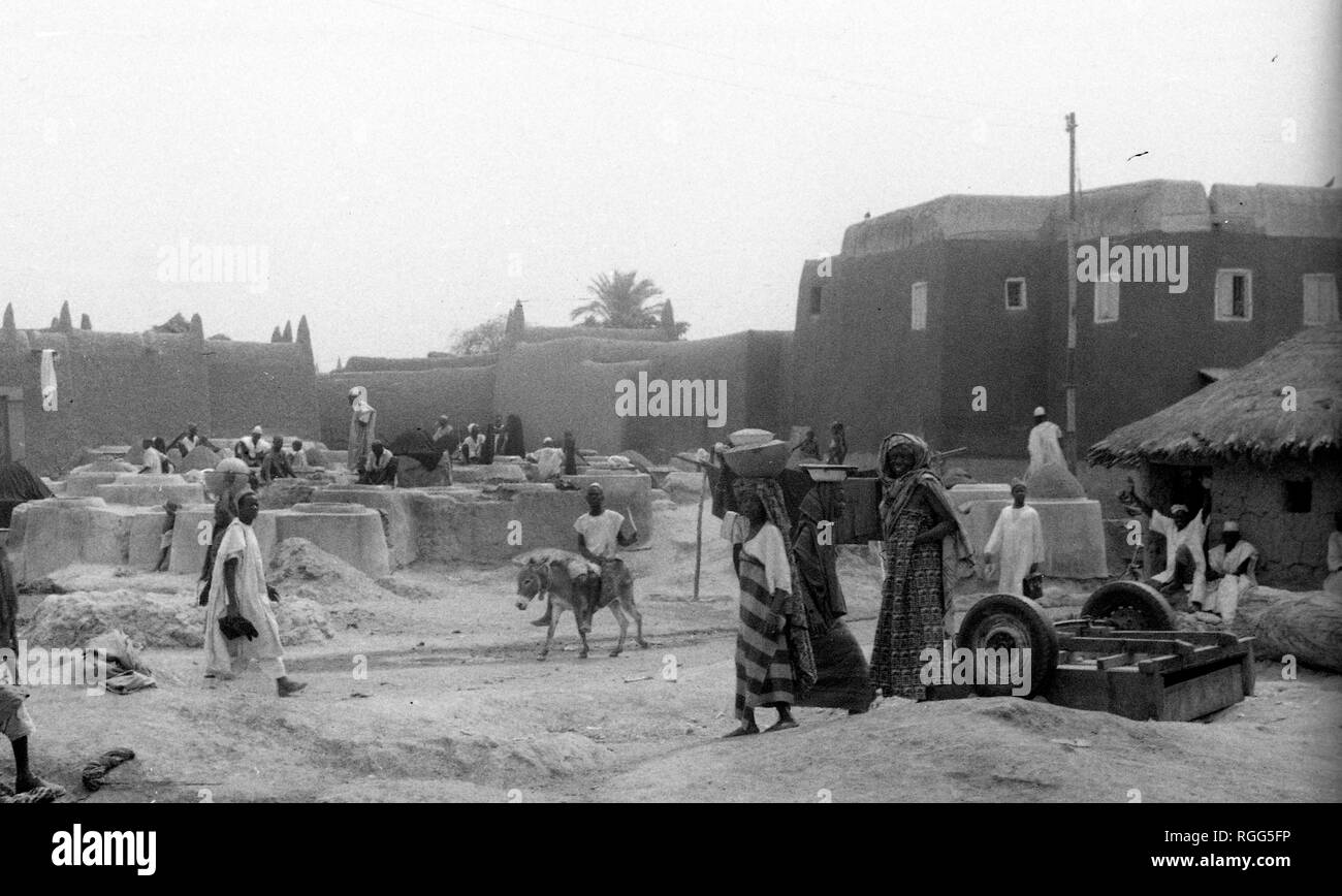 Edificio di case tradizionali 1950's Rural Village Scene, Camerun Africa Foto Stock