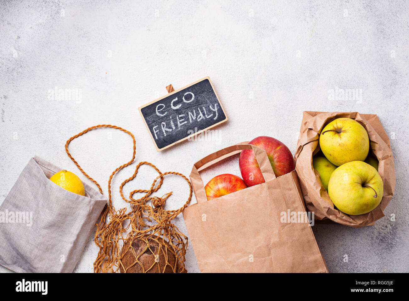 Eco-friendly di imballaggio. Carta e sacchetti di cotone Foto Stock