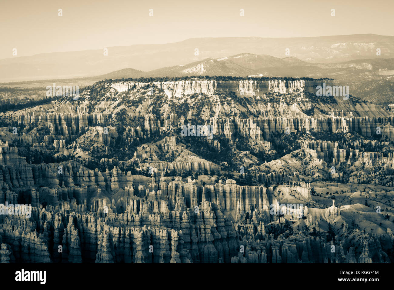 Bryce Canyon Hoodoos dispone di Thor del martello al tramonto dal punto di ispirazione virati seppia Foto Stock