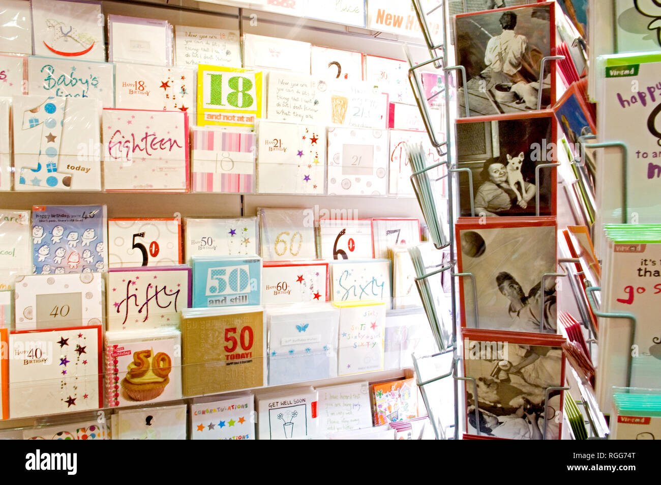 Schede per la vendita la scorza in una farmacia e card shop di Soho. Foto Stock