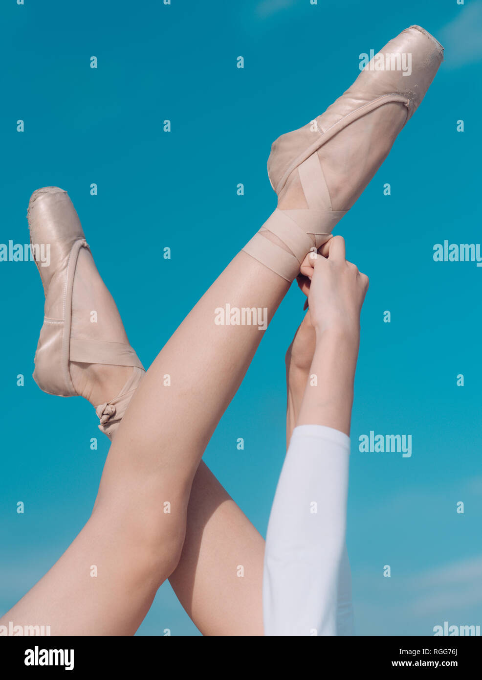 Toccare il cielo. Pointe calzature indossate da ballerina. Ballet pantofole. Ballerina scarpe. Ballerina gambe in scarpe da ballo. I piedi femminili in pointe shoes Foto stock Alamy