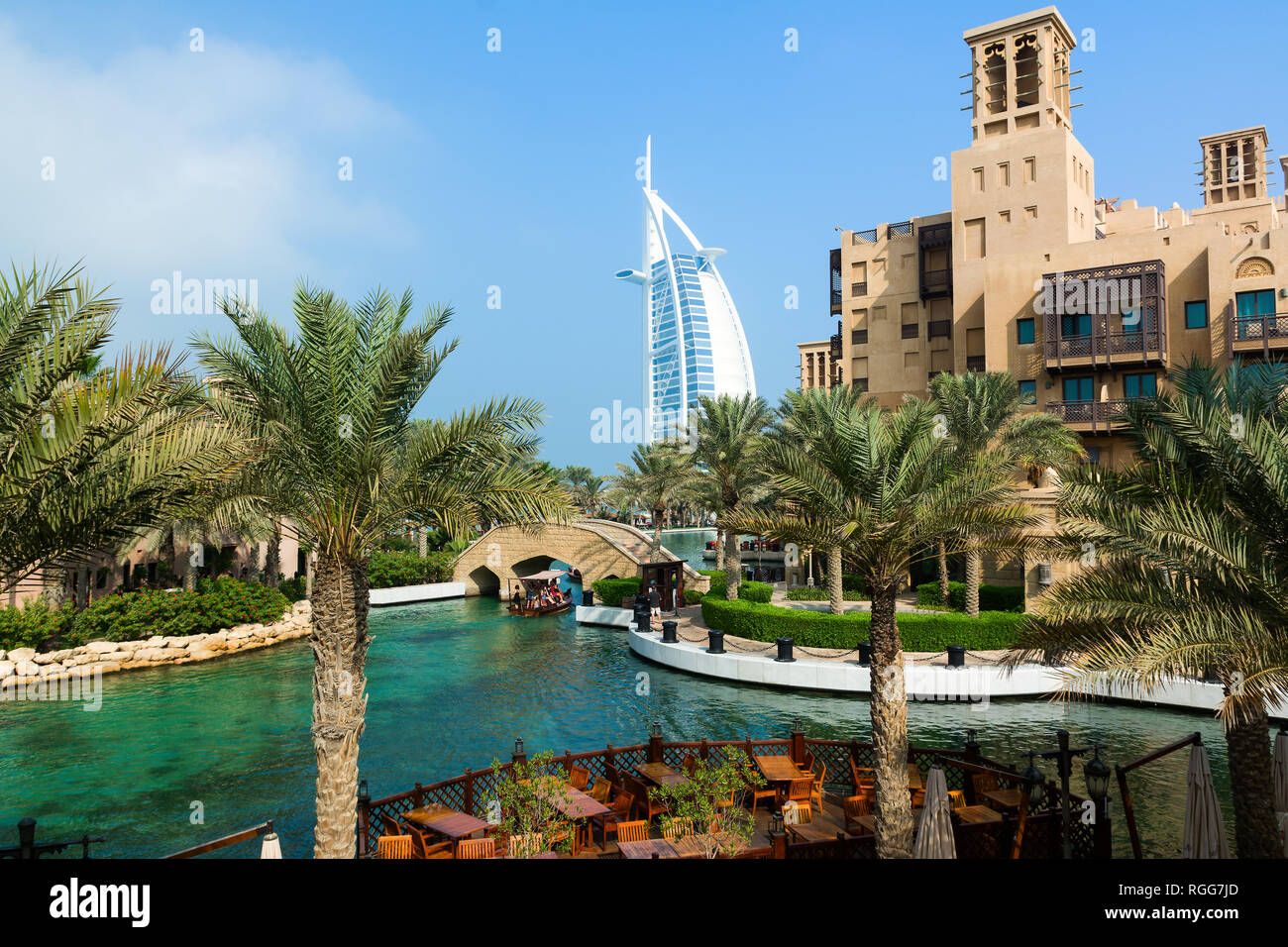 DUBAI, Emirati Arabi Uniti - 7 dicembre 2016: vista al Burj Al Arab hotel da Madinat Jumeirah resort di lusso. Foto Stock