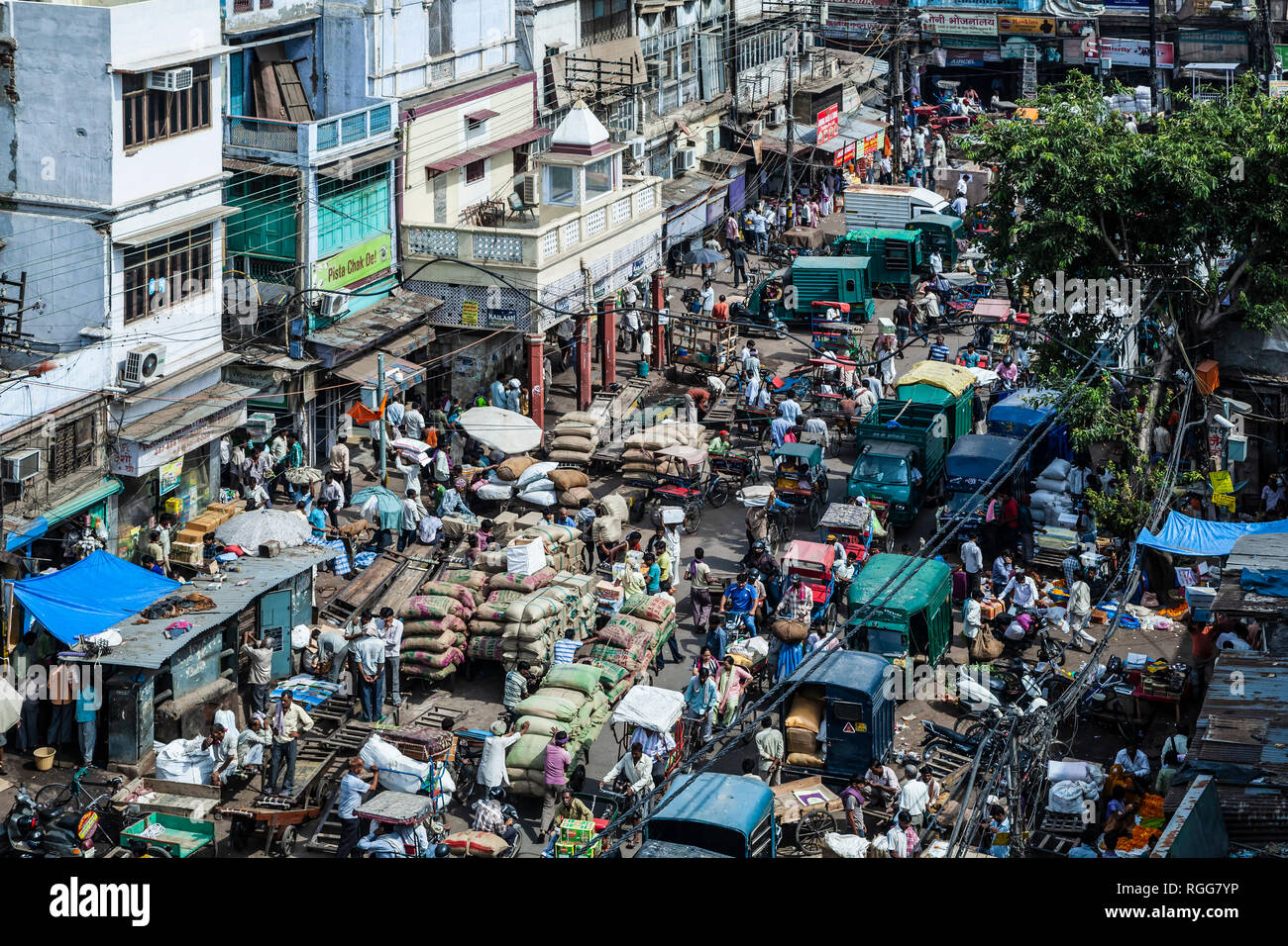 Strada trafficata, Vecchia Delhi, India Foto Stock