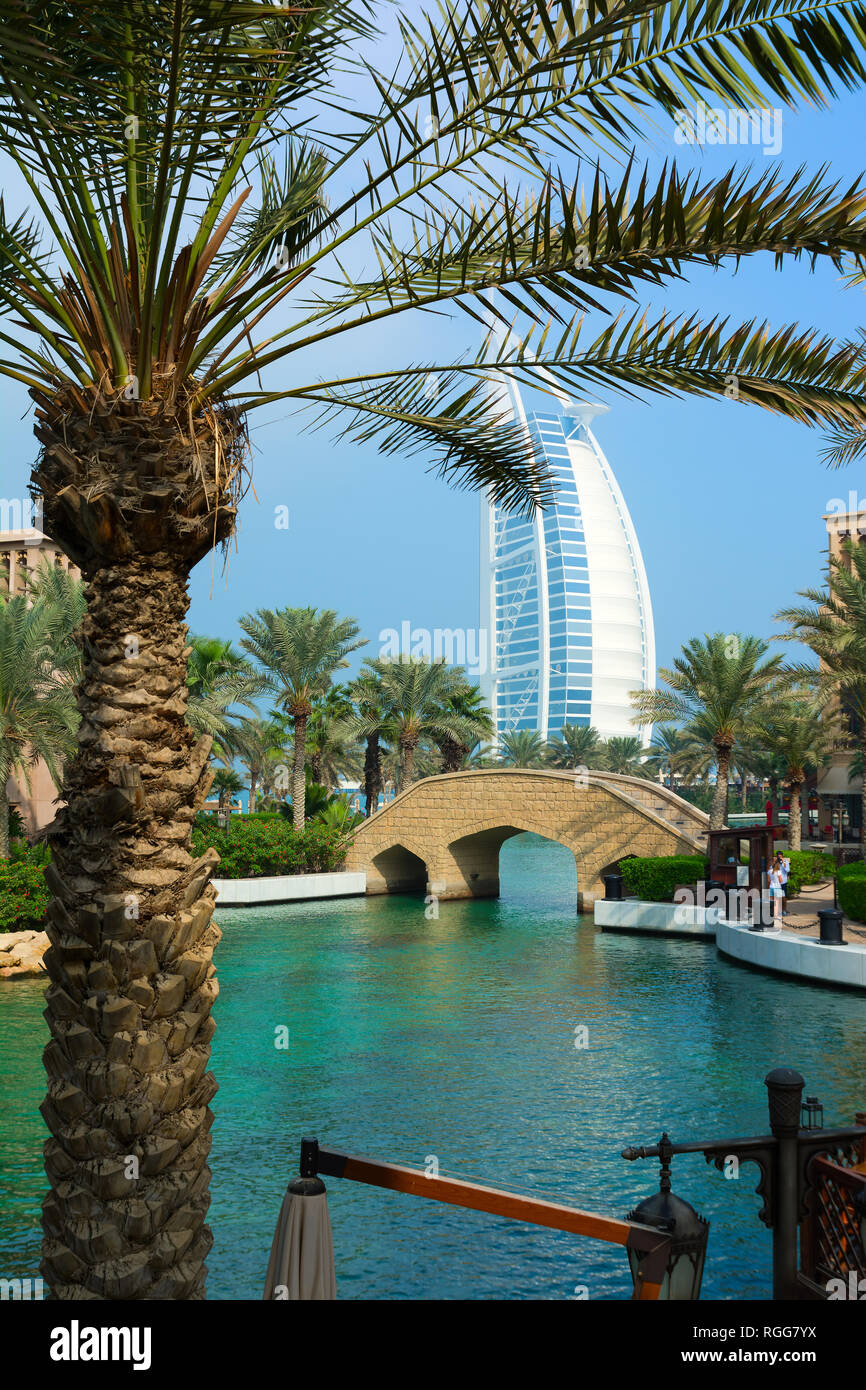 DUBAI, Emirati Arabi Uniti - 7 dicembre 2016: vista al Burj Al Arab hotel da Madinat Jumeirah resort di lusso. Foto Stock