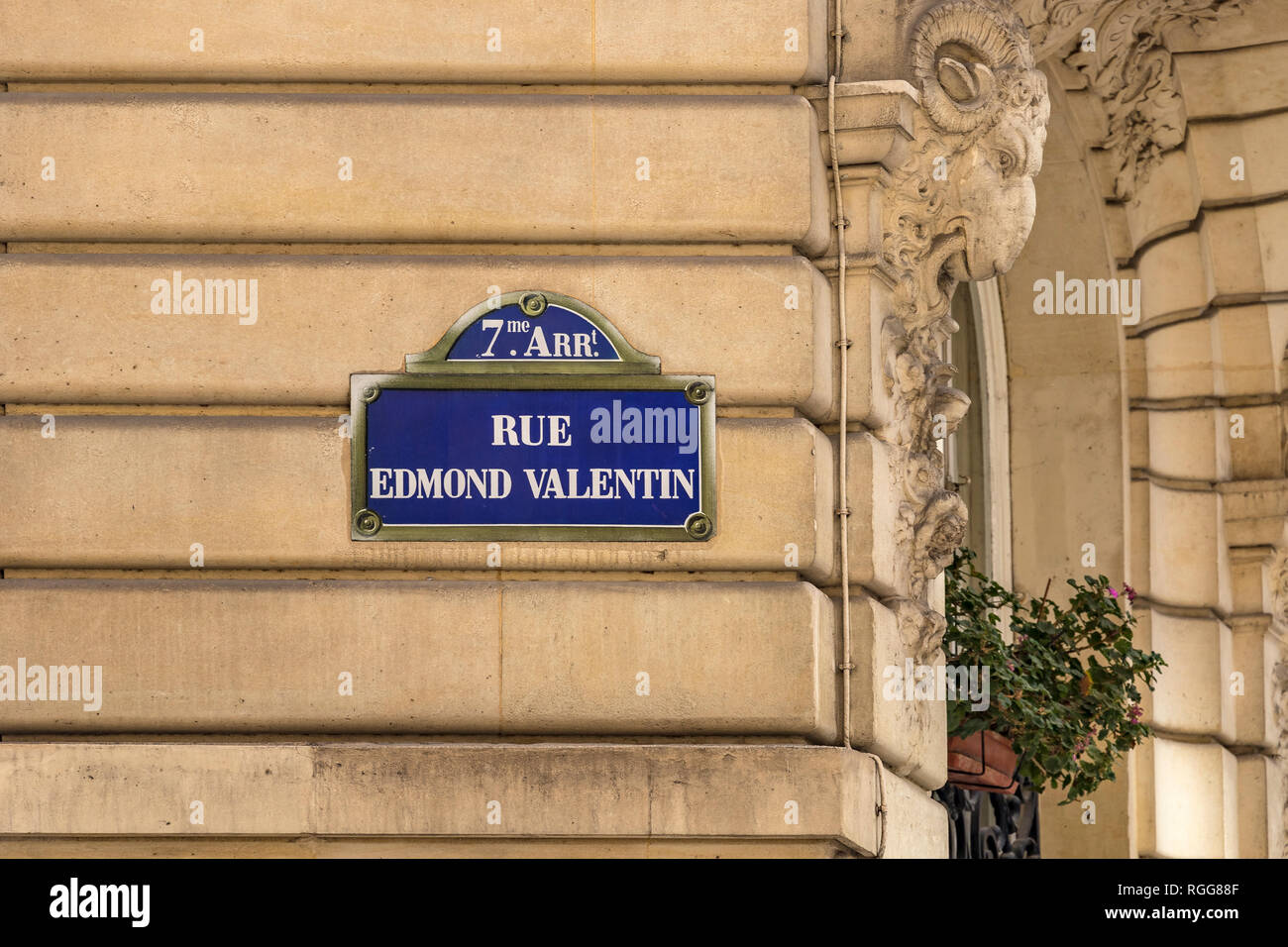 Rue Edmond Valentin strada segno su un muro di pietra nel settimo arrondissement di Parigi Foto Stock