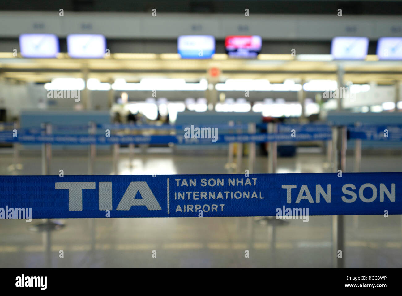 Nastro retrattile barriera di corda per la coda presso l'Aeroporto Internazionale di Tan Son Nhat di Ho Chi Minh, Vietnam Foto Stock