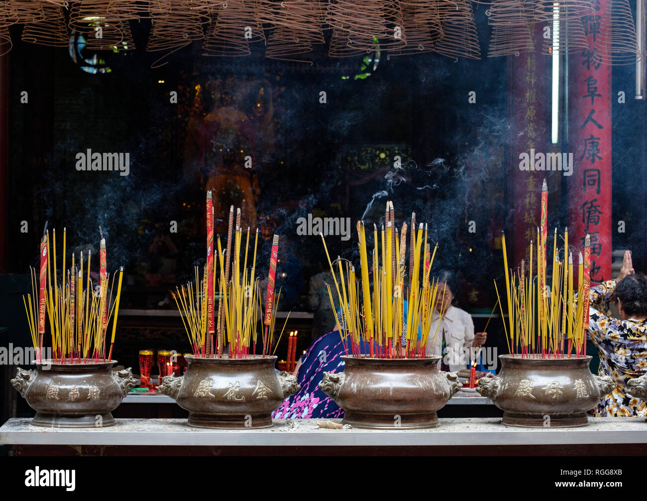 I bastoncini di incenso di masterizzare alla Chua Ba Tempio Thien Hau aka Ba Thien Hau Pagoda in Ho Chi Minh City, Vietnam, sud-est asiatico Foto Stock