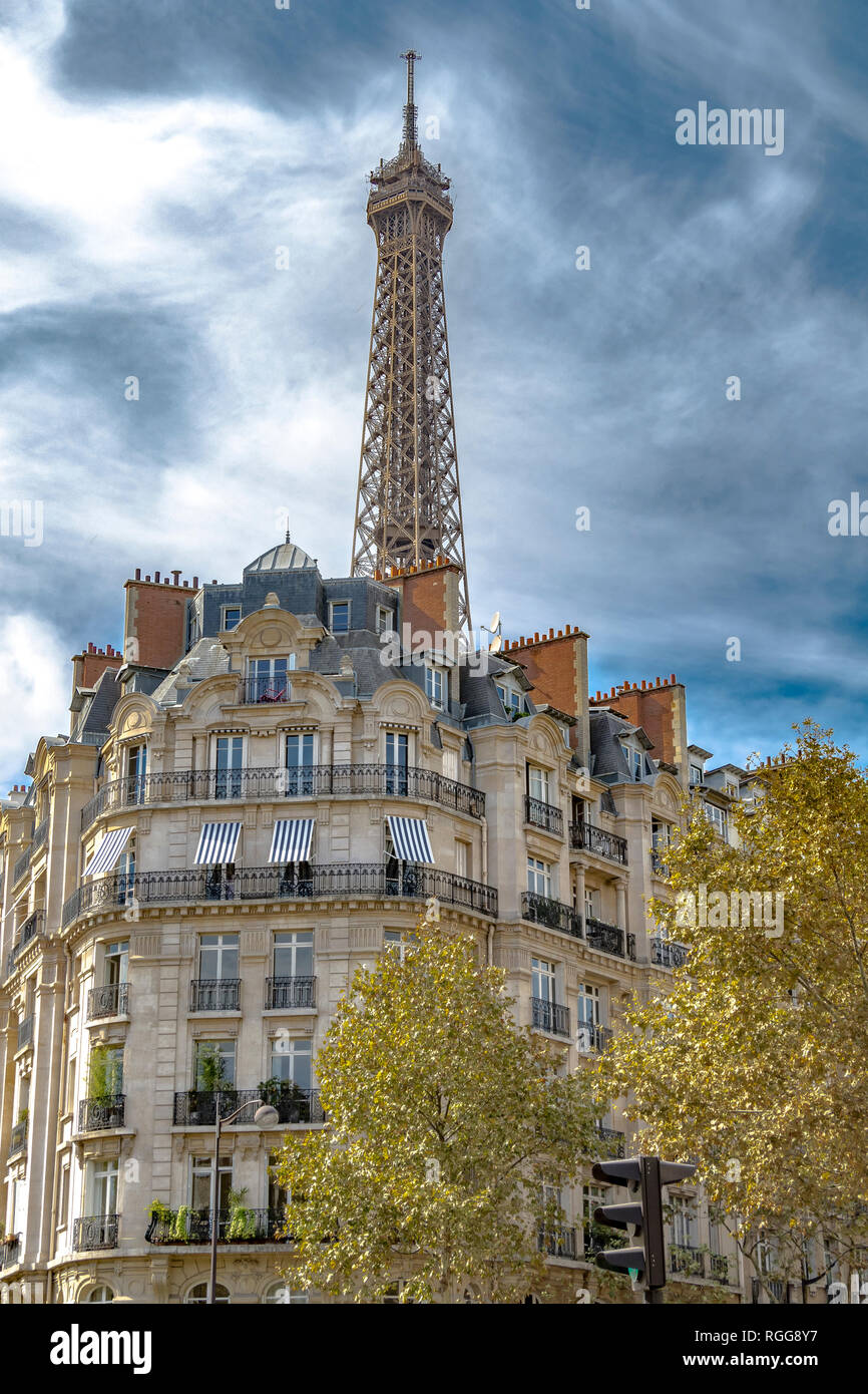 La Torre Eiffel sorge sopra elegante appartamento parigino di edifici con balconi di ferro nel settimo arrondissement di Parigi Foto Stock