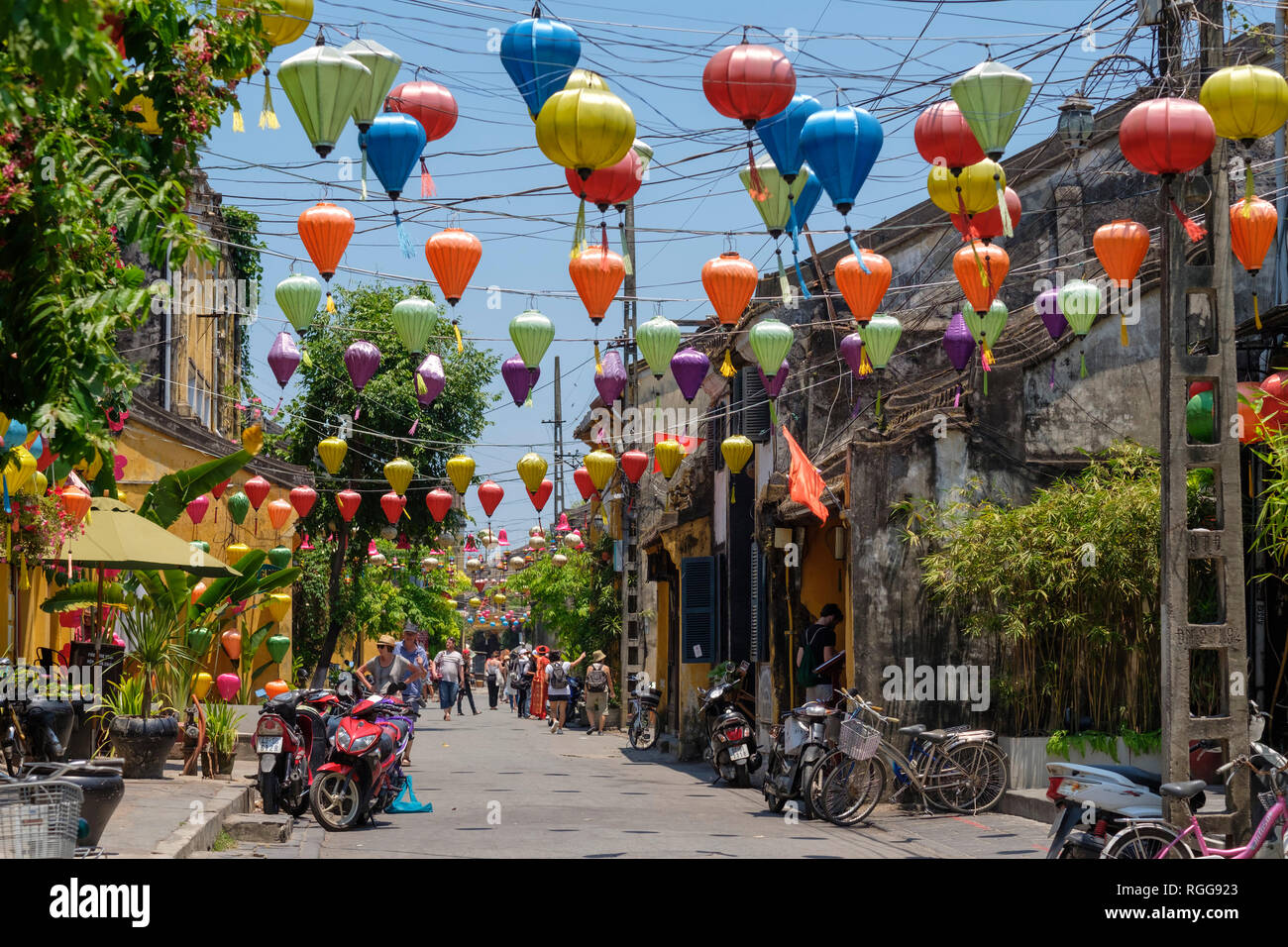 Tradizionale colorato lanterne di carta appesa sopra le strade della città vecchia di Hoi An, Vietnam Foto Stock