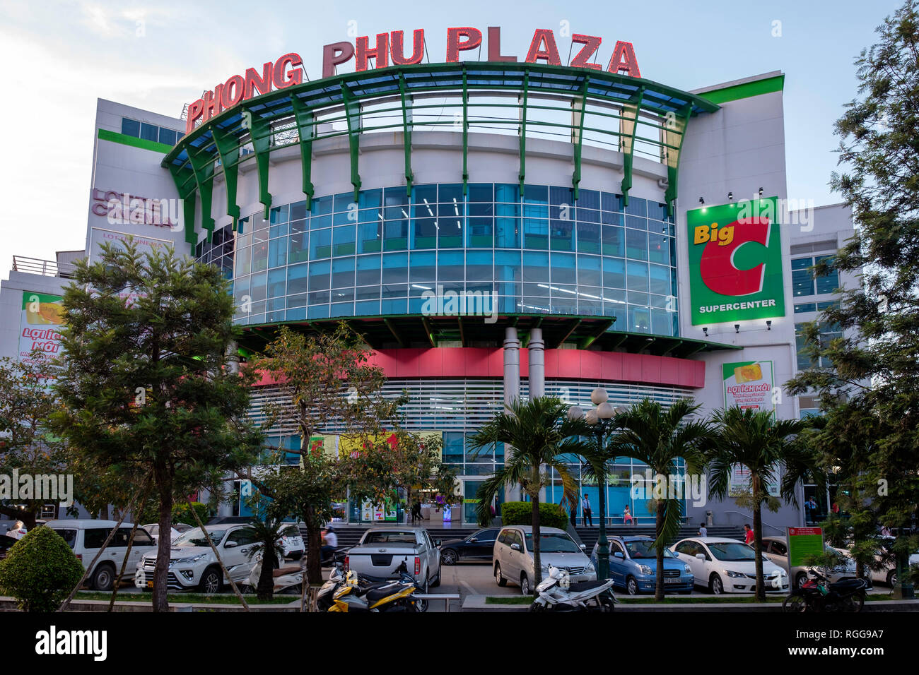Phong Phú Plaza shopping mall esterno in tinta, Vietnam, sud-est asiatico Foto Stock