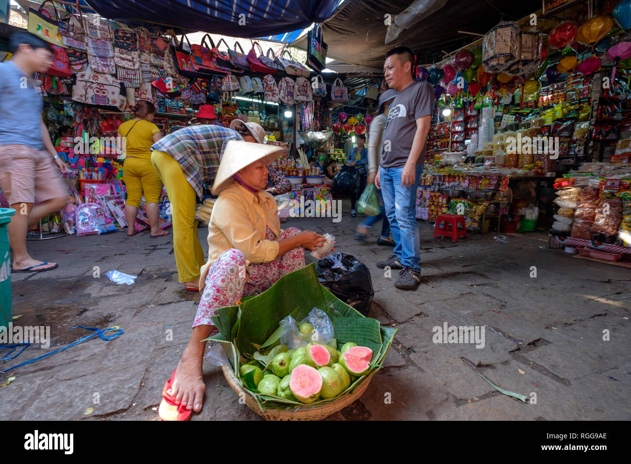 Donna che indossa tradizionale vietnamita non la forma conica per la vendita di frutta al mercato di Dong Ba in tinta, Vietnam, sud-est asiatico Foto Stock