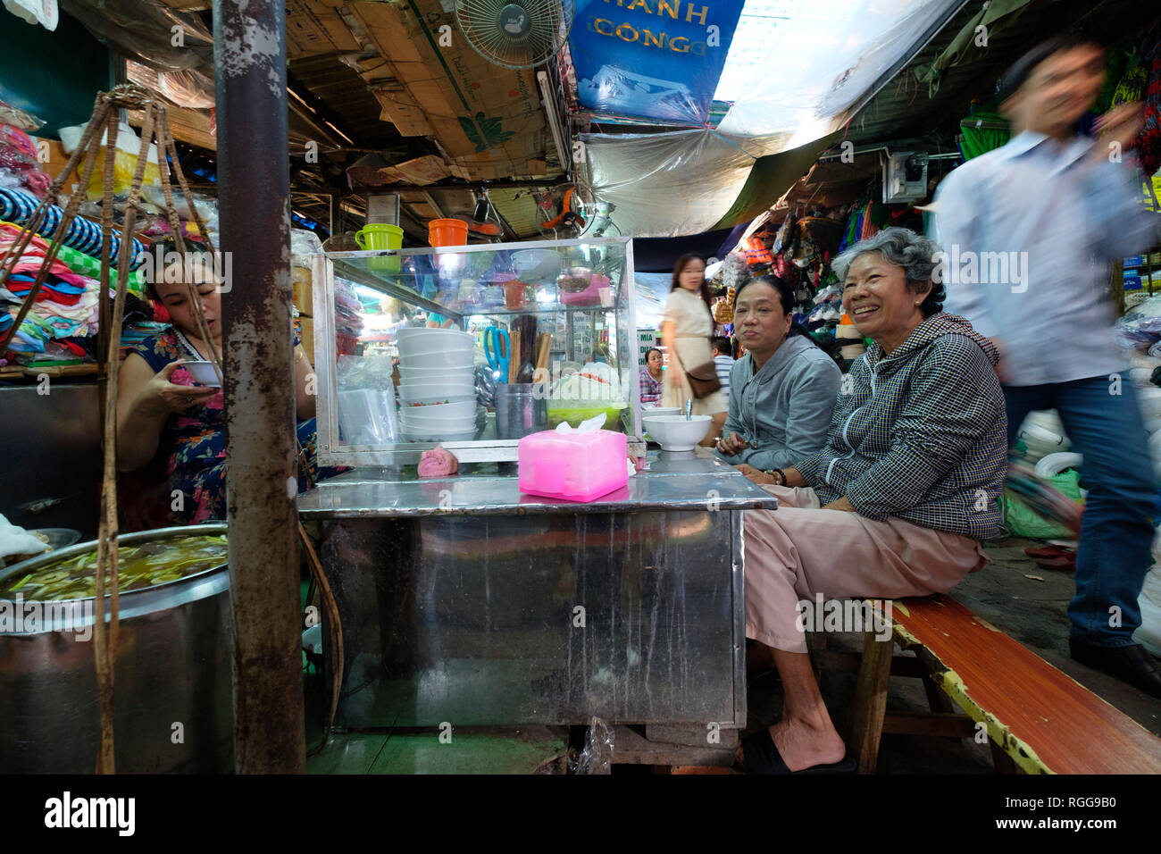 Persone mangiare cibo di strada di Dong Ba market in tinta, Vietnam, Asia Foto Stock