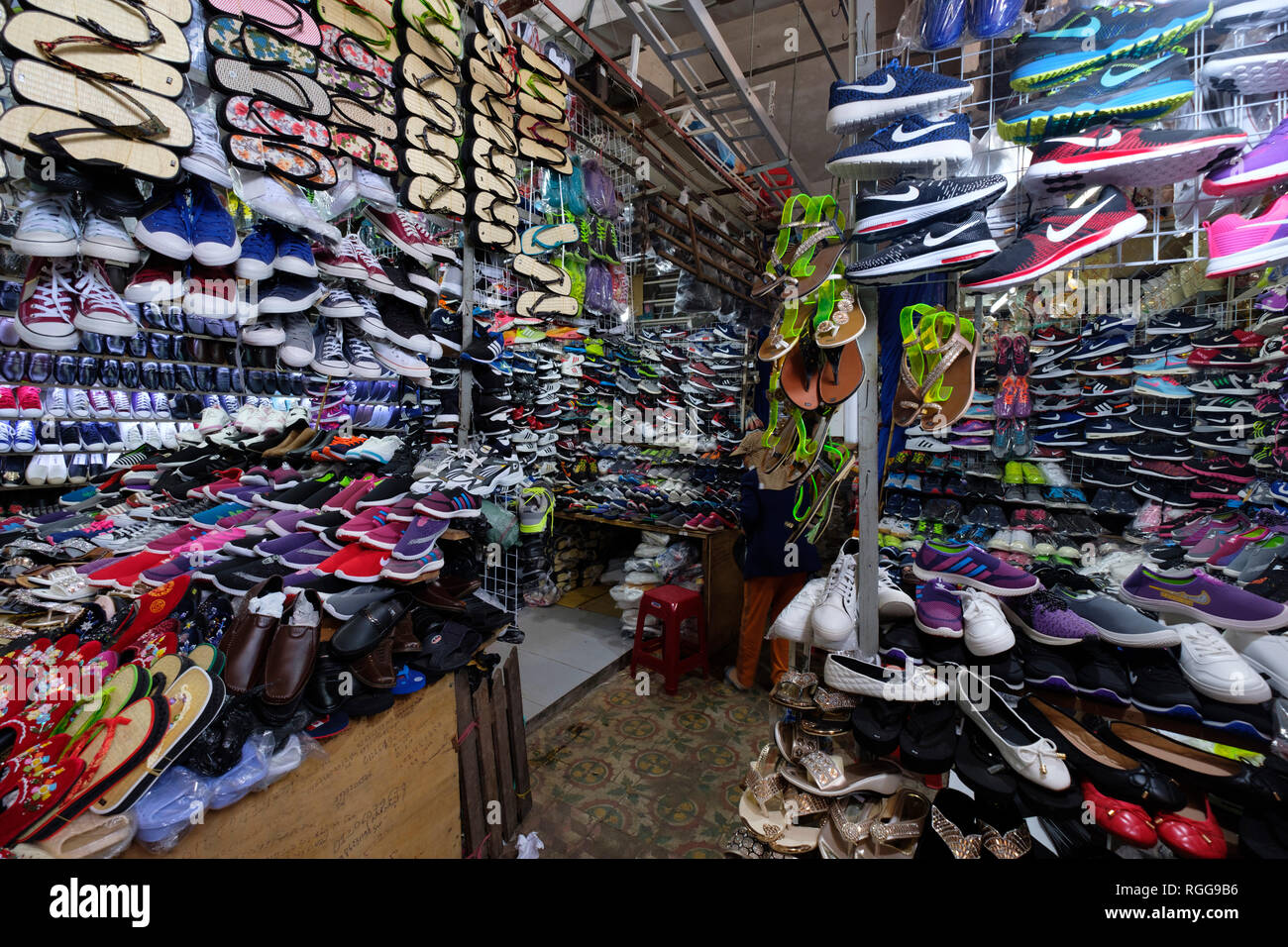 Scarpe contraffatti venga venduta a Dong Ba Market, la tonalità, il Vietnam Asia Foto Stock
