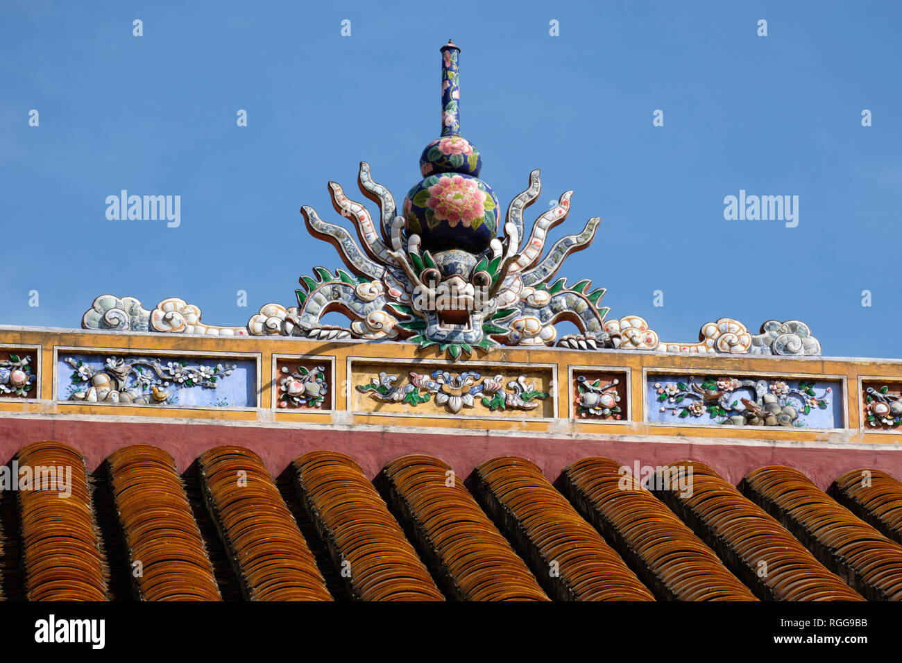 Ornati in testa di drago sui tetti della cittadella imperiale di Hue, Vietnam Asia Foto Stock