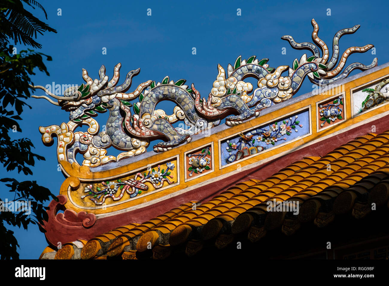 Ornati in testa di drago sui tetti della cittadella imperiale di Hue, Vietnam Asia Foto Stock