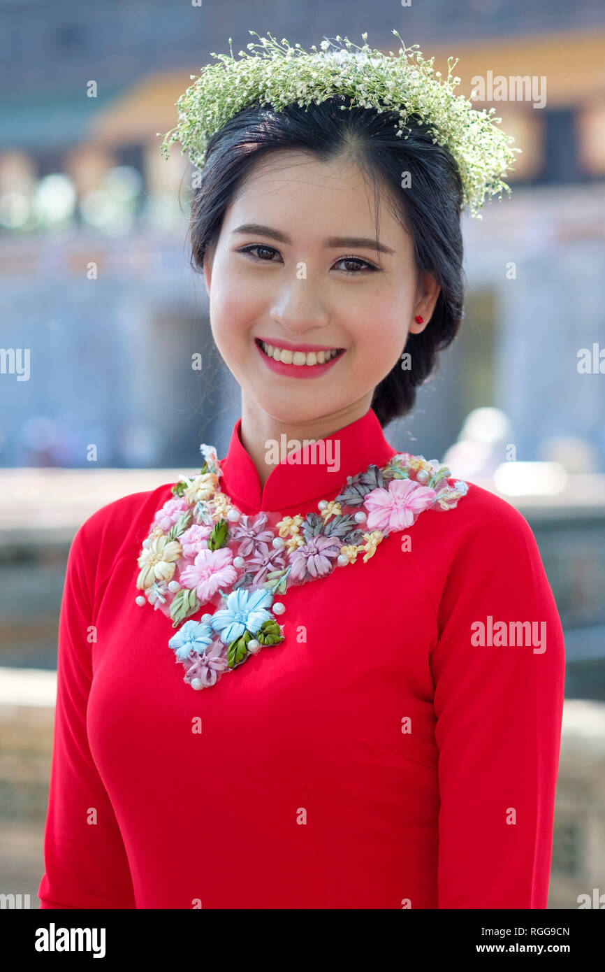 Ritratto di una giovane e bella donna che indossa il tradizionale vietnamita indumento nazionale Áo dài in tinta, Vietnam Foto Stock