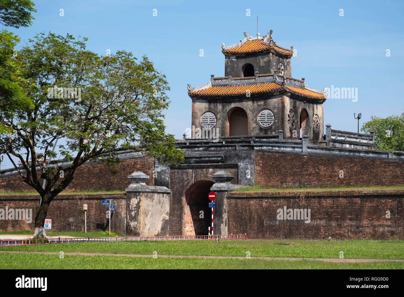 Cancello per la cittadella, la tonalità, il Vietnam Asia Foto Stock