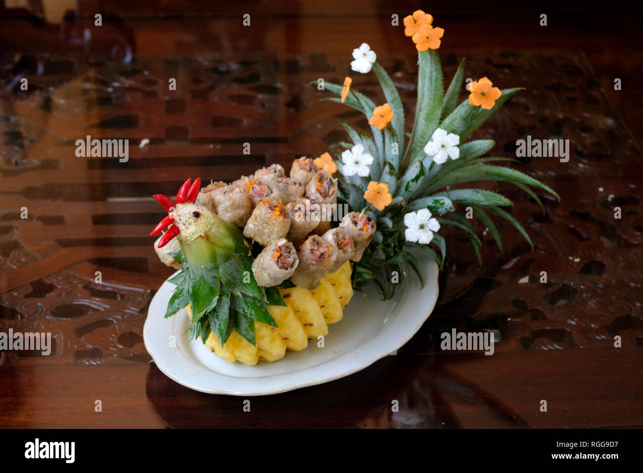 Decorate piatti al Tinh Gia Vien ristorante in tinta, Vietnam, Asia Foto Stock