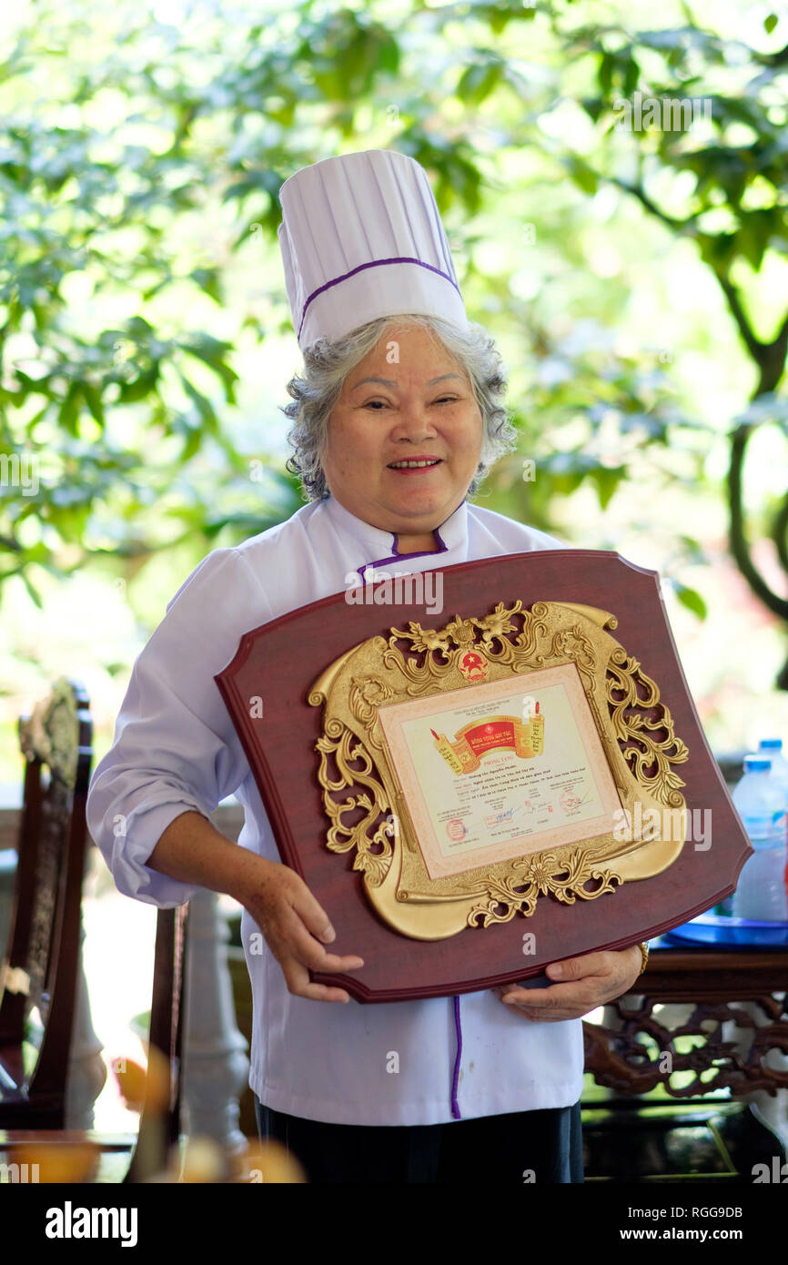 Lo Chef Madame ettari all'Tinh Gia Vien ristorante in tinta, Vietnam, Asia Foto Stock