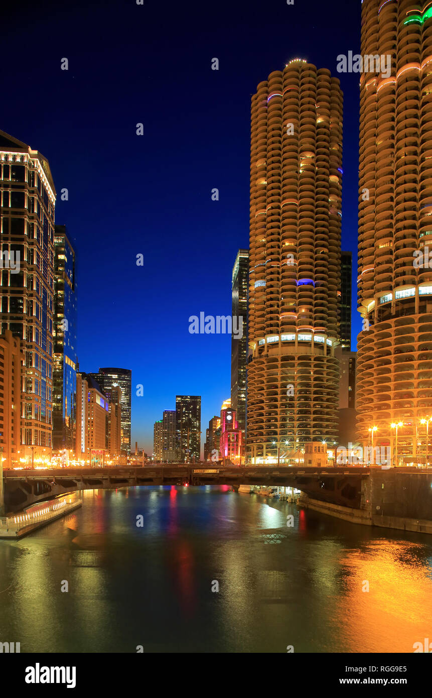 La vista notturna di Chicago River con Marina City torri di tutolo di mais e altri ad alta sorge in background.Chicago.Illinois. Stati Uniti d'America Foto Stock