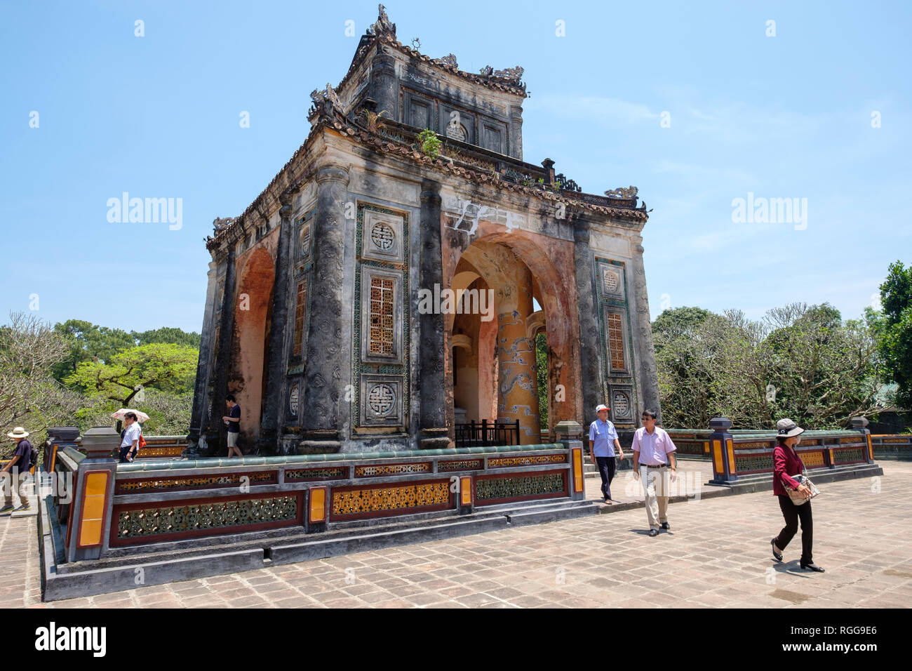 Stele di pietra padiglione presso l'Imperatore Tu Duc tomba complesso in tinta, Vietnam, Asia Foto Stock