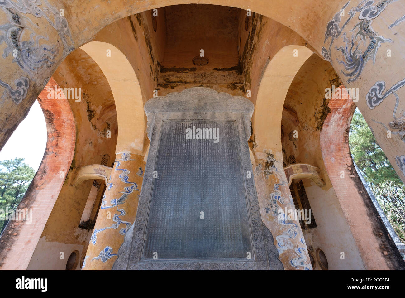 Stele di pietra padiglione presso l'Imperatore Tu Duc tomba complesso in tinta, Vietnam, Asia Foto Stock
