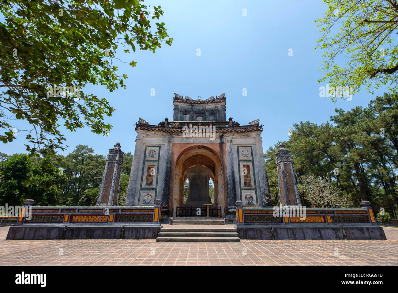 Vista frontale della stele di pietra padiglione presso l'Imperatore Tu Duc tomba complesso in tinta, Vietnam, Asia Foto Stock