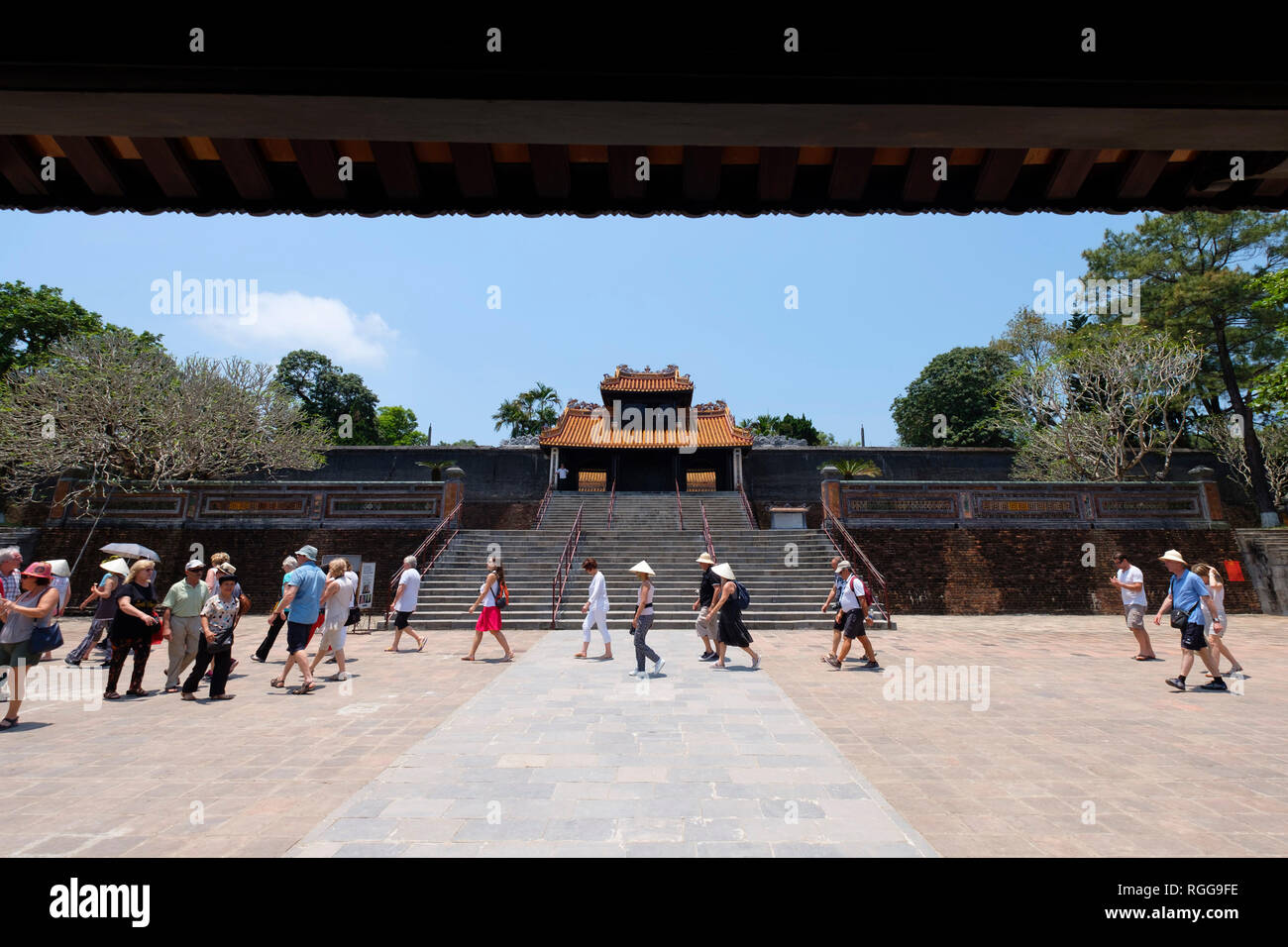 I turisti a piedi nella parte anteriore del Hoa Khiem palace all'Imperatore Tu Duc tomba complesso in tinta, Vietnam, Asia Foto Stock