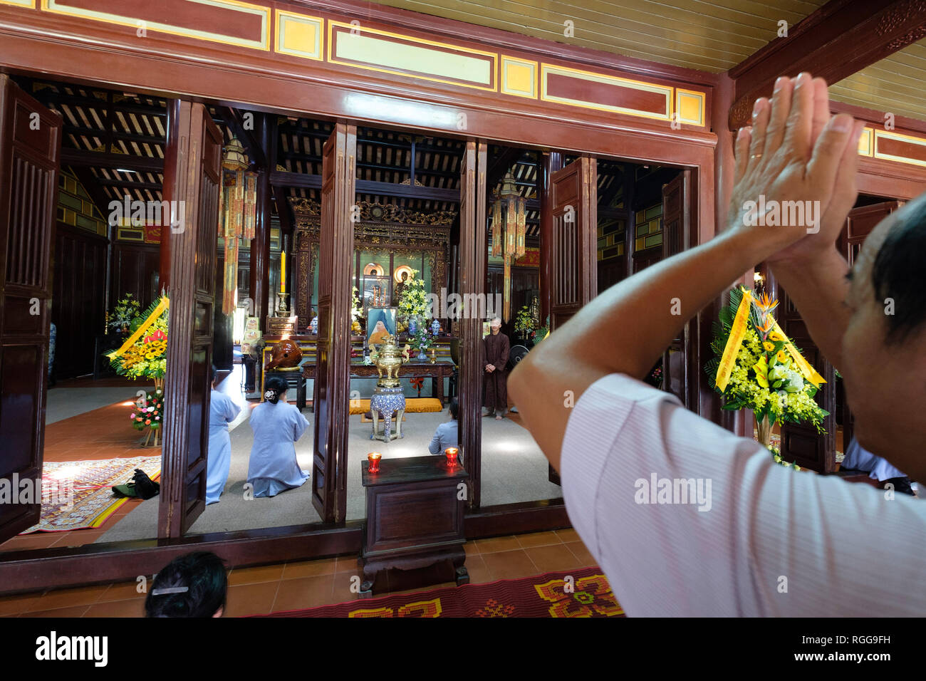 Persone in preghiera presso la Thien Mu Pagoda, tonalità, Vietnam Asia Foto Stock