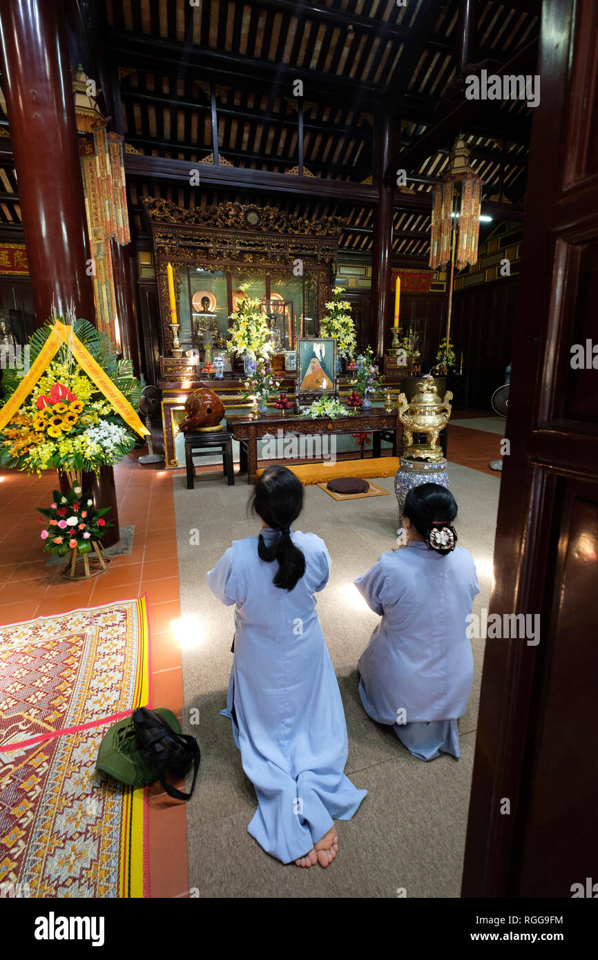 Persone in preghiera presso la Thien Mu Pagoda, tonalità, Vietnam Asia Foto Stock