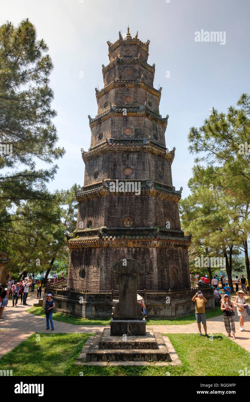 Phuoc Duyen torre presso la Thien Mu Pagoda della Signora Celeste, la tonalità, il Vietnam Asia Foto Stock