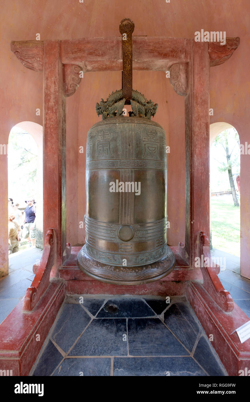 La grande campana al Thien Mu Pagoda della Signora Celeste, la tonalità, il Vietnam Asia Foto Stock