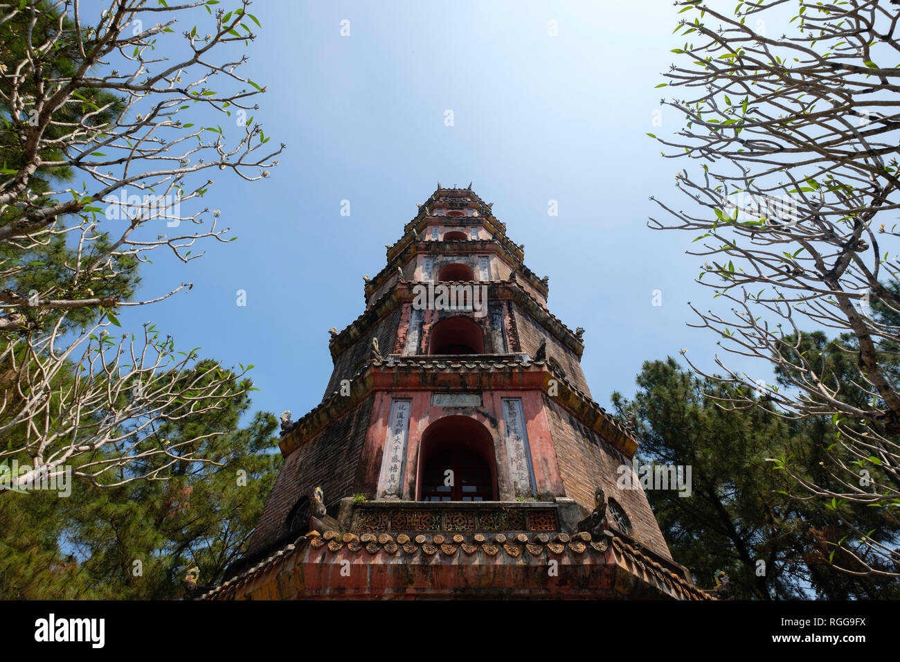 Phuoc Duyen torre presso la Thien Mu Pagoda della Signora Celeste, la tonalità, il Vietnam Asia Foto Stock