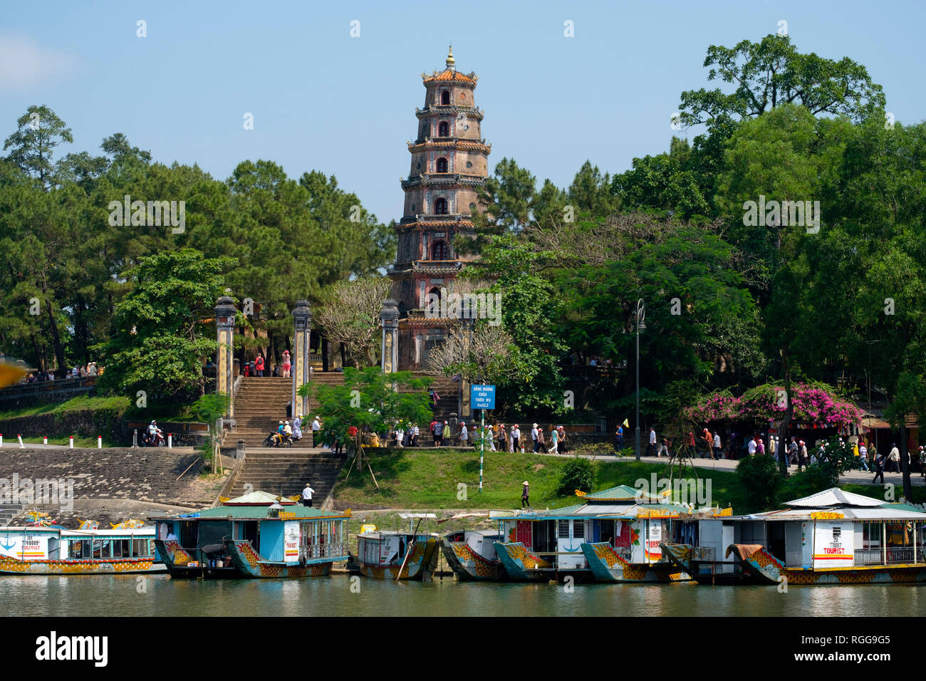Turismo imbarcazioni per escursioni sul fiume Perfume Ormeggiato accanto al Phuoc Duyen Tower,Thien Mu Pagoda, tonalità, Vietnam Asia Foto Stock