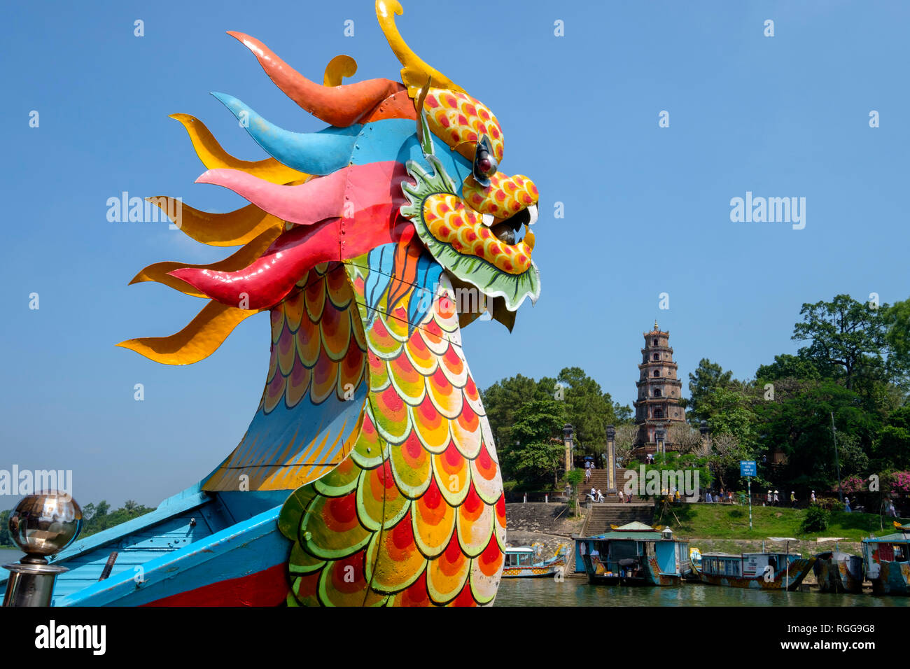 Imbarcazione turistica con colorati testa di drago sul Fiume Perfume, tonalità, Vietnam Asia Foto Stock