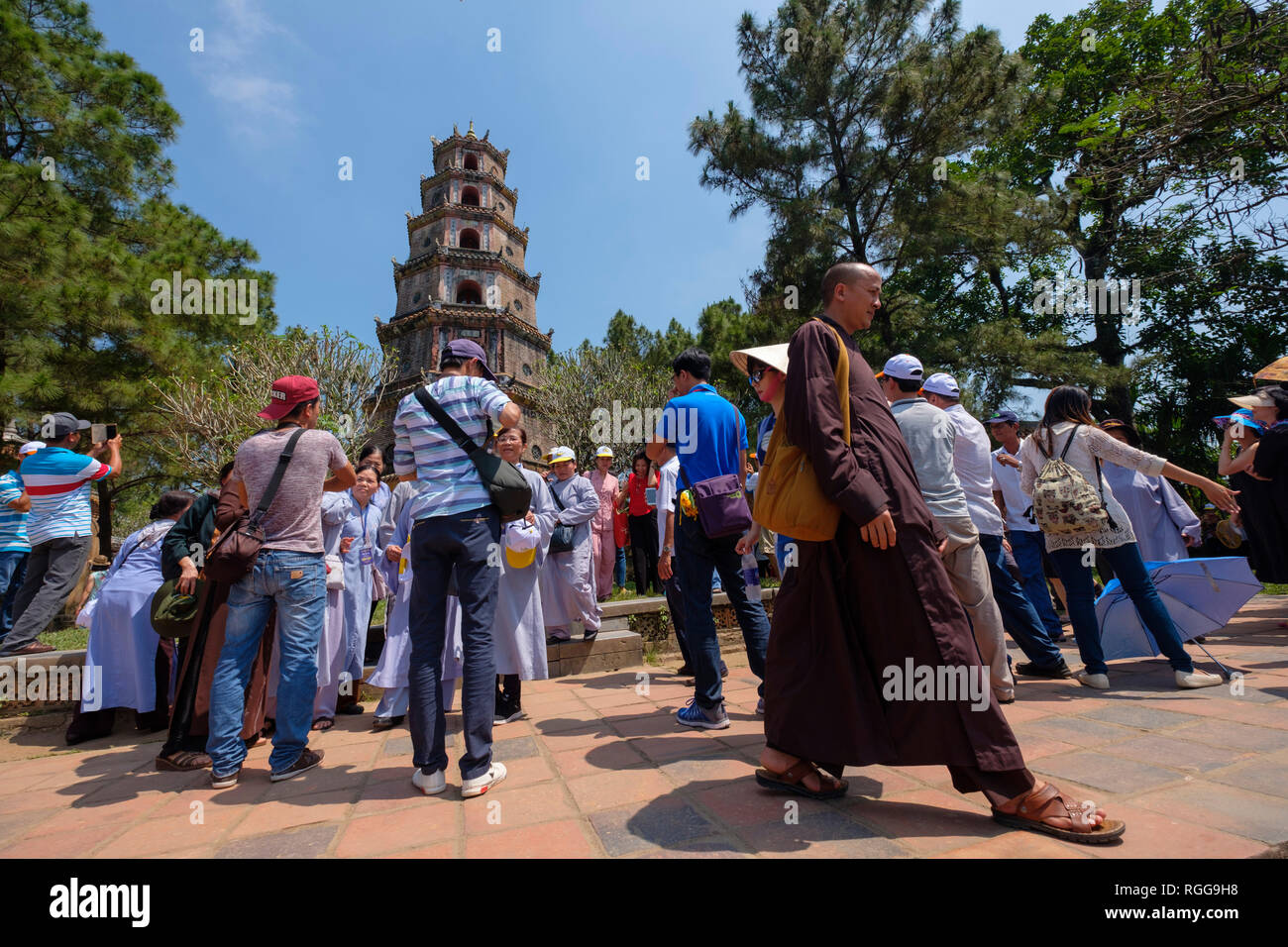 I turisti che visitano la Phuoc Duyen Tower, Thien Mu Pagoda, tonalità, Vietnam Asia Foto Stock