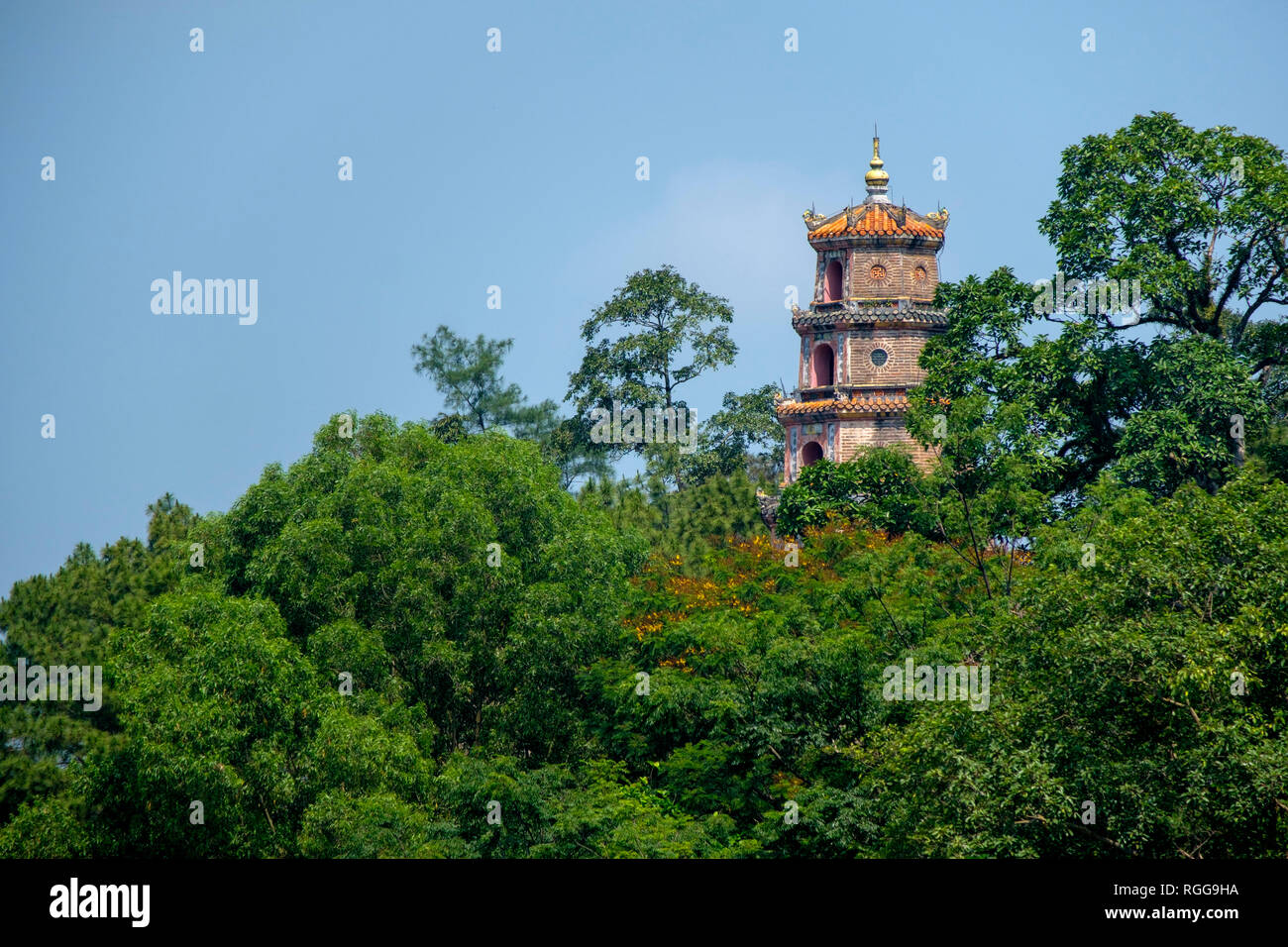 Phuoc Duyen torre presso la Thien Mu Pagoda della Signora Celeste, la tonalità, il Vietnam Asia Foto Stock
