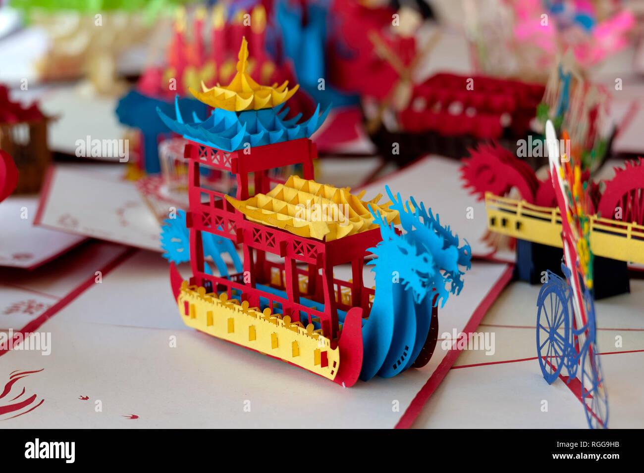 Colorata carta tagliata souvenir d'arte biglietti di auguri con temi vietnamita, tonalità, Vietnam Asia Foto Stock