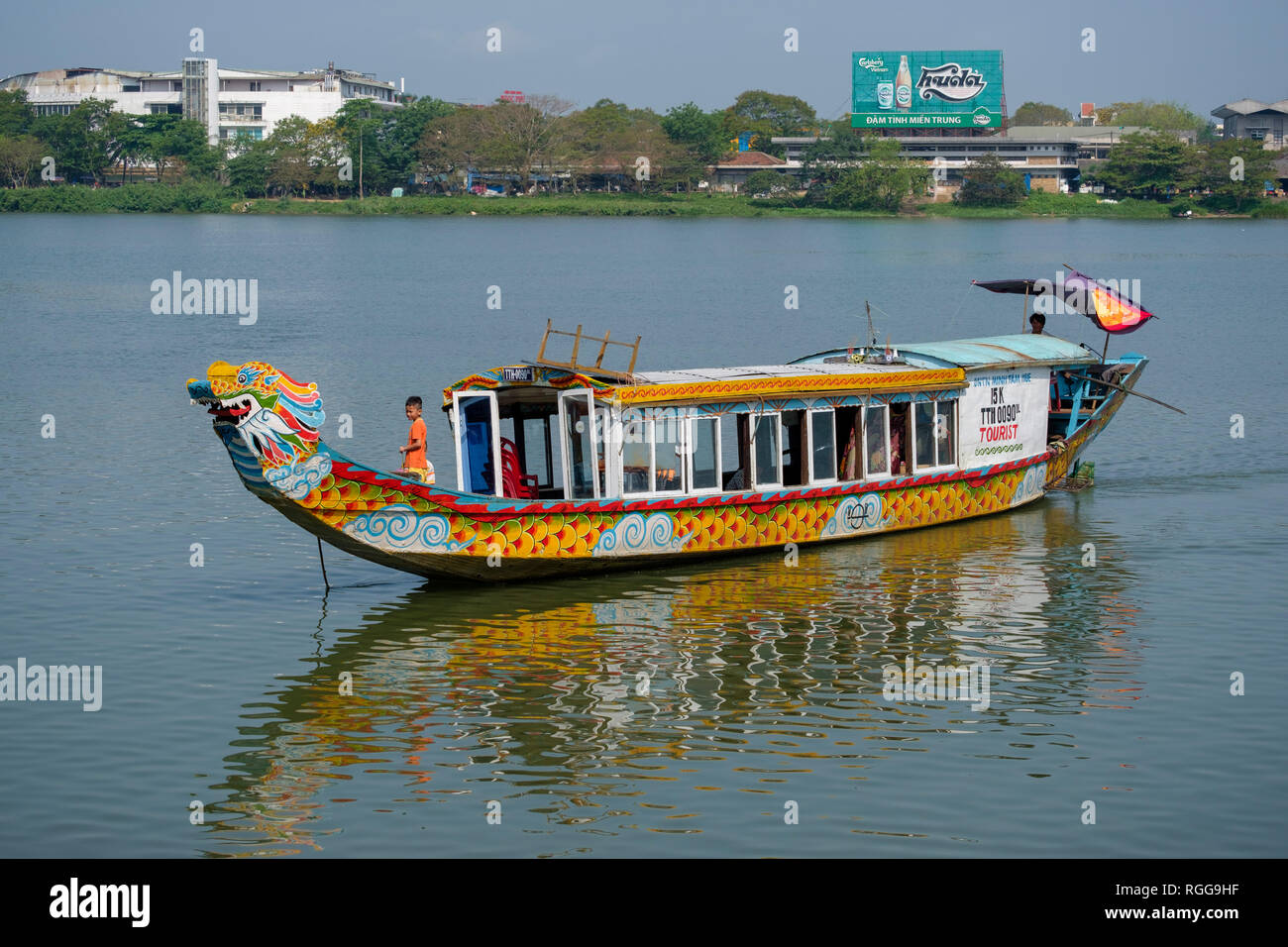 Imbarcazione turistica con colorati testa di drago sul Fiume Perfume, tonalità, Vietnam Asia Foto Stock