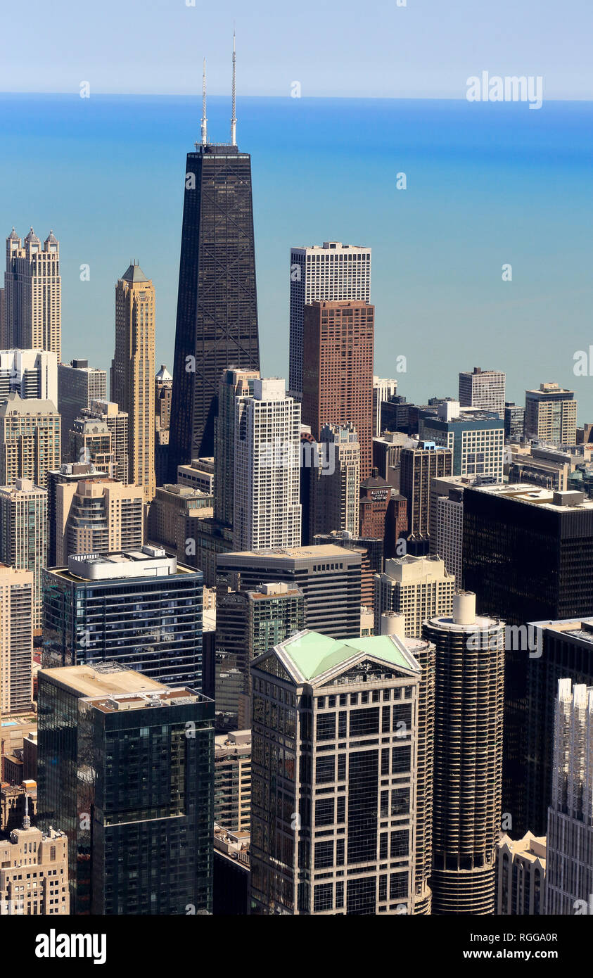 Vista aerea della skyline di Chicago con il John Hancock Center e il lago Michigan in background. Chicago, Illinois, Stati Uniti d'America Foto Stock